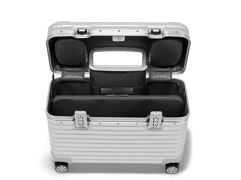 حقيبة ORIGINAL PILOT SILVER الجديدة تعيد صياغة تصميم كلاسيكي من RIMOWA ليخلب ألباب المسافرين في رحل عمل والفنانين على حدٍّ سواء